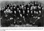 Posłowie polscy do rosyjskiego parlamentu, wśród nich, pośrodku w pierwszym rzędzie, Roman Dmowski (1907 r.) 