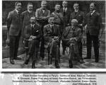 Członkowie Komitetu Narodowego Polskiego w Paryżu. Siedzą od lewej: Maurycy Zamoyski, Roman Dmowski, Erazm Piltz. Stoją od lewej: Stanisław Kozicki, Jan Rozwadowski, Konstanty Skirmunt, Franciszek Fronczak, Władysław Sobański, Marian Seyda, Józef Wielowieyski. 1918 rok