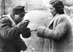 Węgierka częstuje zupą żołnierza Waffen SS w oblężonym Budapeszcie