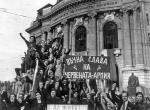 Grupa bułgarskich komunistów pozdrawia żołnierzy sowieckich w Sofii, 8 września 1944 r.