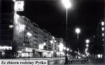 Zagadka na nowy tydzień. Zdjęcie Leopolda Pytki pochodzi z 1960 roku. Nazwa widocznej w kadrze ulicy pochodzi od istniejącego w XVIII wieku w okolicach obecnego pl. Zawiszy osiedla  żydowskiego