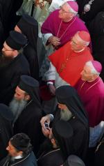 Watykan od lat zabiega o poprawę relacji z grecką Cerkwią (na zdjęciu delegacja duchownych katolickich na pogrzebie zwierzchnika Cerkwi arcybiskupa Christodulosa, styczeń 2007 roku)