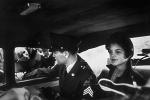 Elvis Presley    w wojskowym mundurze podróżuje z narzeczoną Priscillą Beaulieu