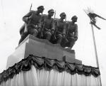 Uroczystość odsłonięcia pomnika czynu legionowego w Kielcach, w 1938 roku. Na cokole rzeźba Jana Raszki 