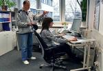 Sam pracownik może wiele zrobić, by „uzdrowić” swoje miejsce pracy. Często wystarczy dopasować krzesło i zdjąć monitor z półki...