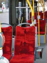 Nowe siedziska z kolumną Zygmunta są na razie w pięciu autobusach  
