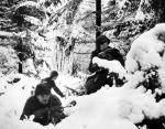 Amerykańscy piechurzy na stanowisku podczas walk w Ardenach, 22 grudnia 1944 r. 