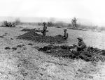 Amerykańscy piechurzy na prowizorycznych stanowiskach ogniowych pod Bastogne, około 20 grudnia 1944 r. 