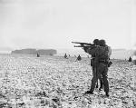 Piechurzy amerykańscy podczas walk o odblokowanie Bastogne, koniec grudnia 1944 r. 