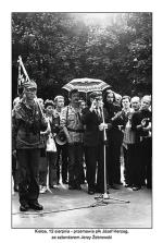 Józef Herzog (przed mikrofonem) na kieleckim cmentarzu legionowym podczas zakończenia pierwszego powojennego marszu szlakiem Kompanii Kadrowej, 1981 r. (fot. Redakcja „Oleandrów”/Roman Strzębała)