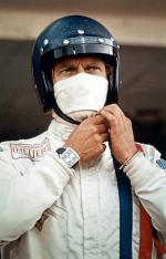 Steve McQueen w filmie „Le Mans”  brał udział w trwającym 24 godziny wyścigu Formuły 1. Czas odmierzał zegarkiem Tag Heuer (fot: Rue des Archives Collection CSFF)