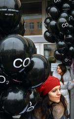 Przeciw nadmiernej emisji CO2 demonstrowano w Kijowie (fot: SERGEY DOLZHENKO)