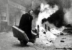 Niemka uciekająca z płonącego domu we Wrocławiu, luty 1945 r. 