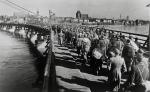 Kolumna jeńców niemieckich na moście w Toruniu, luty 1945 r. 