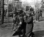 Wynoszenie rannego podczas walk o Kołobrzeg, marzec 1945 r. 