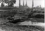 Kolumna zmotoryzowana 2. Korpusu przekracza rzekę pod Bolonią, kwiecień 1945 r. 