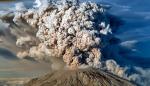 Podczas wybuchu wulkan może wyrzucić do atmosfery kilometry sześcienne popiołów. Na zdjęciu wulkan St. Helens w USA.