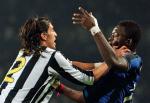 Martin Caceres (Juventus, z lewej) i Sulley  Muntari (Inter). W bójce uczestniczyli niemal wszyscy zawodnicy