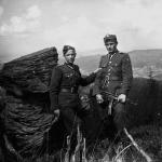 Ksiądz Władysław Gurgacz (z lewej)  i Stanisław Szajna w 1949 r. 