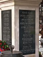 Tablica z miejscami bojów Legionów Polskich na filarze Grobu Nieznanego Żołnierza w Warszawie (fot: Andrzej Brzozowski)