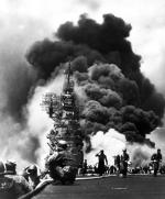 Płonący lotniskowiec USS „Bunker Hill” po ataku kamikaze niedaleko Okinawy, 11 maja 1945 r. 