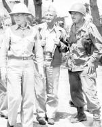 Dowódcy operacji „Iceberg”: admirał Spruance (z lewej) i gen. Buckner (po prawej), w środku admirał Nimitz 