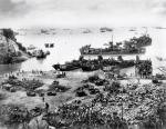 Amerykanie wyładowują zaopatrzenie na brzegu Okinawy, kwiecień 1945 r. 