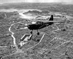 Amerykański samolot rozpoznawczy nad ruinami Nahy – stolicy Okinawy, maj 1945 r. 