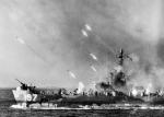 Amerykański okręt desantowy LSM-R ostrzeliwuje wyspę rakietami,  31 marca 1945 r. 