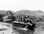 Amerykańskie czołgi i piechota na Okinawie, maj 1945 r.