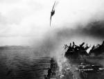Japoński kamikaze spada na lotniskowiec eskortowy USS „Sangamon”