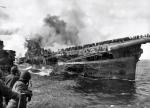 Ciężko uszkodzony lotniskowiec USS „Franklin” po ataku japońskich samolotów, marzec 1945 r. 