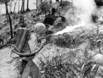 Amerykański żołnierz z miotaczem ognia, Okinawa, maj 1945 r. 