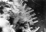 Amerykańskie bomby spadają na port w Kobe, 4 czerwca 1945 r. 