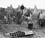 Pogrzeb żołnierza 1. Dywizji Piechoty Morskiej poległego na Okinawie, 14 czerwca 1945 r. 