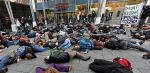 Protest flashmob przed centrum handlowym w Dreźnie. Studenci żądali polepszenia warunków nauki na wyższych uczelniach (fot: Matthias Rietschel)