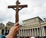 Protest  na placu Świętego Piotra przeciw wyrokowi Trybunału  w Strasburgu, który uznał obecność krzyży we włoskich szkołach za zamach na swobody religijne 