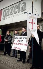 Członkowie stowarzyszenia Młodzi w Życiu Publicznym modlili się za protestujących przed wrocławską siedzibą „Wyborczej”