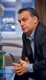 Viktor Orban, twórca i lider Fideszu, były premier Węgier (1998 - 2002), dziś wiceszef Europejskiej Partii Ludowej. W ostatnich  wyborach do PE jego partia pobiła rekord Europy,  zdobywając  61 proc. głosów. Ma 46 lat  i pięcioro dzieci.  W piątek  promował  w Warszawie swoją książkę pt. „Ojczyzna jest jedna”