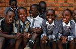 Za 10 – 20 dolarów miesięcznie można zapewnić dziecku utrzymanie i edukację. Na zdjęciu chłopcy ze szkoły w Biharamulo w Tanzanii (fot. materiały swm)