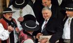 Jarosław Kaczyński jako premier dał się pasować na górala podczas wizyty w Zakopanem  w 2007 r. Dostał góralski pas, kapelusz, ciupagę i spinki. Z tym ekwipunkiem pozował do zdjęć 