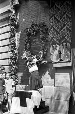 Uroczystość odsłonięcia tablicy pamiątkowej poświęconej Piłsudskiemu na domu przy Topolowej 
