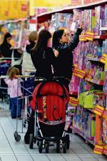 Teoretycznie reklama nie może być kierowana do dzieci, ale zabawki na sklepowych półkach są w zasięgu ich wzroku i ręki – mówi Renata Ropska z Wyższej Szkoły Psychologii Społecznej 