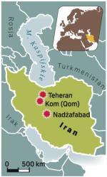 Kom jest najważniejszym w Iranie ośrodkiem religijnym szyitów, którzy pielgrzymują  do mauzoleum Fatimy, siostry imama Rezy. W mieście znajduje się także słynny meczet i wiele szkół koranicznych. To tu władze Iranu postanowiły umieścić kolejny ośrodek nuklearny.