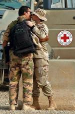 Dowództwo oddziałów USA chce zdyscyplinować podwładnych. Na zdjęciu żołnierka amerykańska z włoskim żołnierzem w Iraku (fot: Gregorio Borgia)