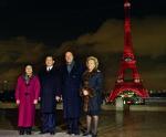 W styczniu 2004 roku władze Paryża przez pięć dni podświetlały Wieżę Eiffela na czerwono – dla uczczenia wizyty chińskiego przywódcy  Hu Jintao. Ówczesny prezydent Francji Jacques Chirac nie mógł się oprzeć pokusie, by się sfotografować wraz z gościem na takim tle.