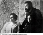 Józef Piłsudski z żoną Marią i pasierbicą Wandą Juszkiewiczówną. Ok. 1900 r. 