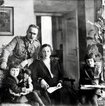 Józef Piłsudski z żoną Aleksandrą i córkami Jagodą i Wandą. 1926 r. 