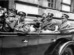 Józef Piłsudski wyjeżdża sprzed gmachu GISZ do Sulejówka. 1929 rok 