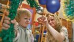 Anna Kalbarczyk i jej 2,5-roczny syn Przemek ubierają choinkę w nowym domu